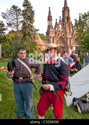 Bürgerkrieg Reenactors in historischen Uniformen treffen sich am Green-Wood Cemetery in Brooklyn, New York, zum Volkstrauertag Gedenken an. Stockfoto