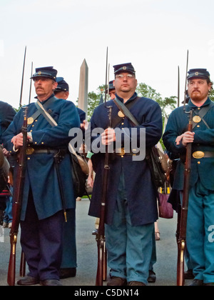 Bürgerkrieg Reenactors in historischen Uniformen treffen sich am Green-Wood Cemetery in Brooklyn, New York, zum Volkstrauertag Gedenken an. Stockfoto