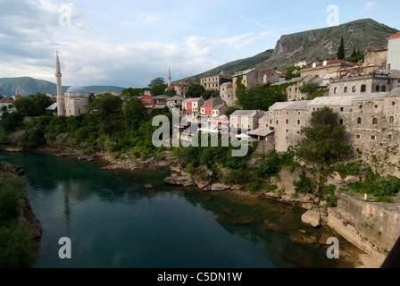 Altstadt Mostar mit Koskin-Mehmed Pascha Moschee und Fluss Neretva, Bosnien und Herzegowina Stockfoto