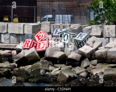 Beschrifteten Zementblöcke buchstabieren Red Hook am Strand von Louis Valentino Park in Brooklyn, New York. Stockfoto