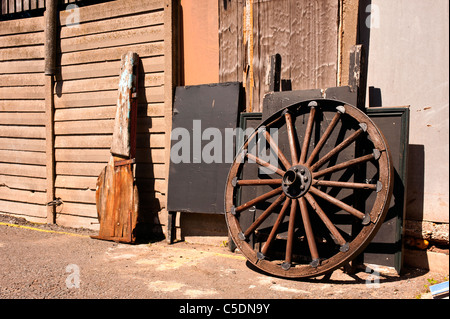 FAVERSHAM, KENT, Großbritannien - 26. JUNI 2011: Altes Wagon Wheel aus Holz, das an einer Wand am Kai ruht Stockfoto