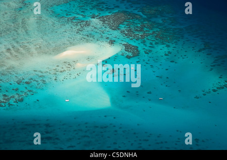Upolu Cay und Tauchboote, Nationalpark Upolu Cay, Great Barrier Reef Marine Park, Nord-Queensland, Australien - Antenne Stockfoto