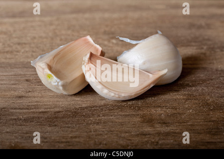 Knoblauchzehen auf eine Ländertabelle, Essen Stockfoto