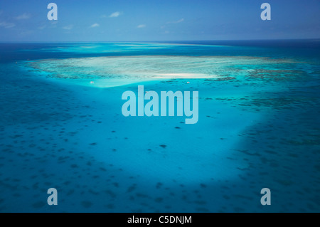 Upolu Cay und Tauchboote, Nationalpark Upolu Cay, Great Barrier Reef Marine Park, Nord-Queensland, Australien - Antenne Stockfoto