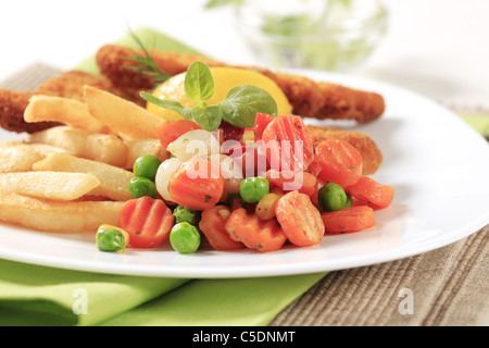 Beilage gemischtes Gemüse und Pommes frites Stockfoto