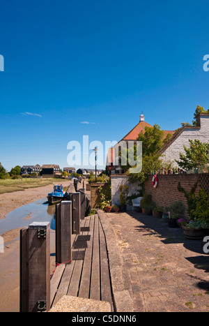 FAVERSHAM, KENT, Großbritannien - 26. JUNI 2011: Blick auf den Creek und den Quay Stockfoto