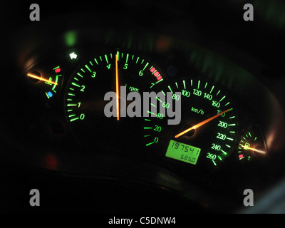 Nahaufnahme von einem Drehzahlmesser und Tacho in einem Sportwagen-dashboard Stockfoto