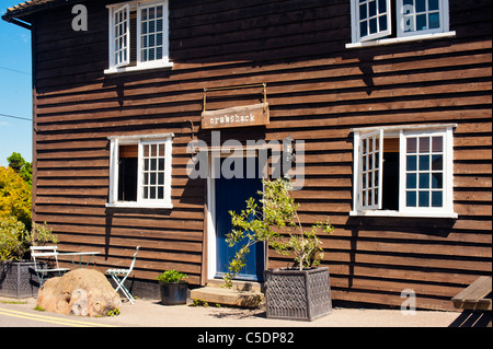 FAVERSHAM, KENT, Großbritannien - 26. JUNI 2011: The Crab Shack Restaurant Dining Room neben dem Anchor Inn in Abbey Street by the Creek Stockfoto