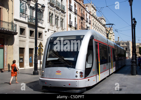 Metro Tram, Avenida De La Constitución, Stadtzentrum, Sevilla, Andalusien, Spanien. Stockfoto