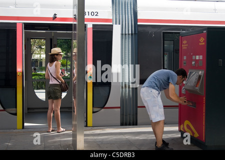 Passagiere über Board Straßenbahn U-Bahn Straßenbahn Haltestelle Plaza Nueva, City Center, Sevilla, Andalusien, Spanien. Stockfoto