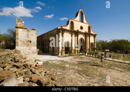 Touristen in La Senora Del Nuestra Refugio. Die Kirche steht auf dem trockenen Land während einer Dürre in Viejo Guerrero, Tamaulipas, Mexiko. Stockfoto