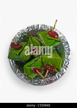 Betel Quid, Gulkand in Betel Blätter, Paan Vorbereitung, Pune, Maharashtra, Indien Stockfoto