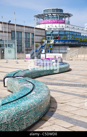 Gebogene Mosaik Sitzgelegenheiten führenden lila Ocean Restaurant an der Stena Line Fähre terminal in Dun Laoghaire, Irland Stockfoto