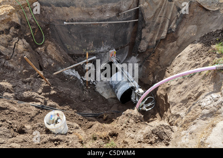 Beton Kernbohrungen eine santary Schacht für eine zusätzliche Service Line. Stockfoto