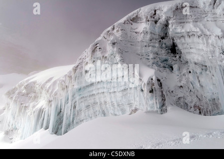 Vulkan Cotopaxi in Ecuador Anden, Blick auf eine erstaunliche Eisbildung auf dem Gletscher auf dem Vulkan mit Nebel im Hintergrund Stockfoto