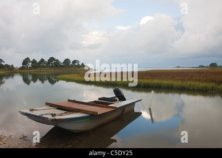 Boot in der Bucht während Gewitter sich nähert, in der Nähe von Apalachicola, Florida Stockfoto