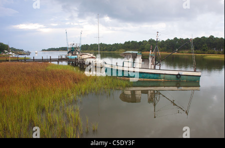 Im Leerlauf Fischerboot in der Bucht in der Nähe von Apalachicola, Florida Stockfoto