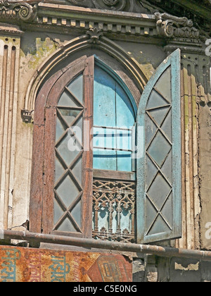 Dekorierte gewölbtes Fenster von einem sehr alten Haus, Pune, Maharashtra, Indien Stockfoto