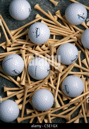 Ein Golf-Themen abstrakte Stilleben, bestehend aus 10 glänzende neue Golf, die Kugeln, symmetrisch gruppiert in Reihen mit Tees vermischt. Stockfoto