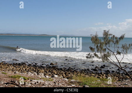 Ein einsamer Surfer am Laguna Bay, Noosa National Park, Sunshine Coast in Queensland, Australien. Stockfoto