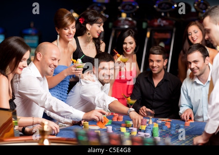 Menschen Wetten, spielen Roulette in einem Casino Nacht Stockfoto