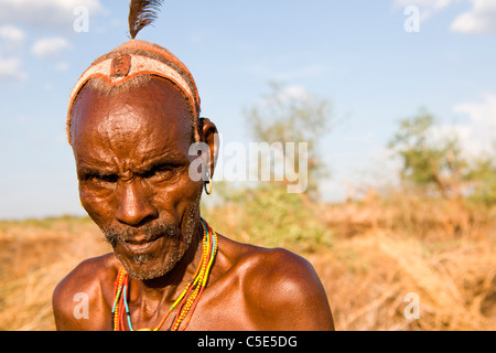 Porträt einer Hamer Stammesangehörige in einem Dorf in der Nähe von Turmi am unteren Omo-Tal, Südliches Äthiopien, Afrika. Stockfoto