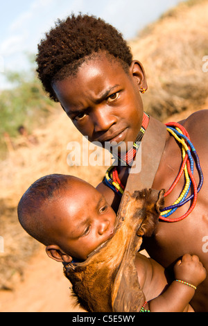 Porträt eines Hamer Mädchen und Kind in einem Dorf in der Nähe von Turmi am unteren Omo-Tal, Südliches Äthiopien, Afrika. Stockfoto