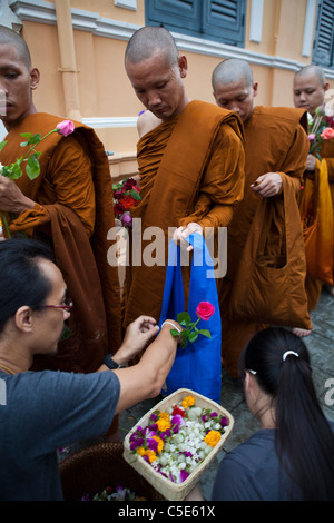 Markieren Sie den Beginn der buddhistischen Fastenzeit, organisieren viele Tempel Angebote-Blumen, Mönche in Thailand. Stockfoto