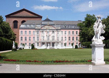 Der Palast der Kurfürsten und der Basilika Konstantins in Trier in Deutschland Stockfoto