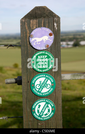 White Horse Trail Zugriff Zeichen auf Tor an Devizes Wiltshire Stockfoto