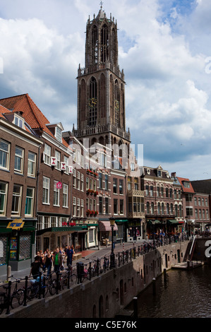 Ein Blick auf Gebäude auf Vismarkt und der Domturm, Utrecht, Niederlande Stockfoto