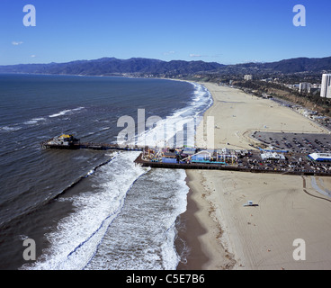 LUFTAUFNAHME. Der 1909 erbaute Santa Monica Pier ist ein Freizeitort für Touristen und Einheimische gleichermaßen. Los Angeles County, Kalifornien, USA. Stockfoto