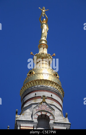 Die Statue von Maria und Jesus auf die Basilika von Notre-Dame de Brebières in der Somme-Picardie-Stadt von Albert, Frankreich Stockfoto