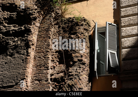 Italien, Rom, Via dell'Arco della Ciambella, Fenster und römische Ruinen der Terme di Agrippa Stockfoto