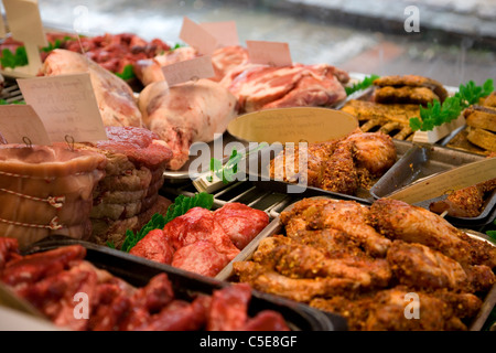 Fleisch auf dem Display in Metzger-Schaufenster Stockfoto