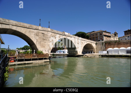 Italien, Rom, Tiber, Ponte Cestio, alte römerbrücke Stockfoto