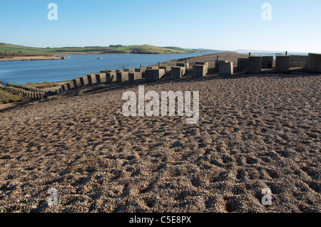 Drachen Zähne, Beton anti-tank Hindernisse, die noch auf Chesil Beach seit dem Zweiten Weltkrieg. Abbotsbury, Dorset, England, Vereinigtes Königreich. Stockfoto