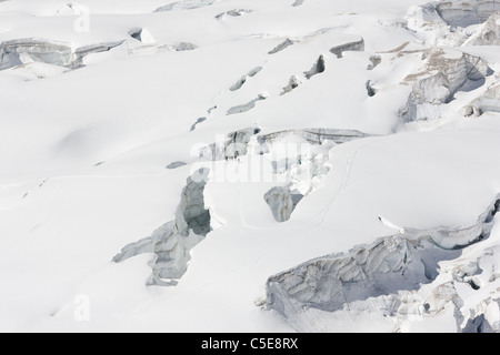 Alpinisten wandern auf dem Glacier du Géant in der Nähe von tiefen Gletscherspalten. Chamonix Mont-Blanc, Haute-Savoie, Auvergne-Rhone-Alpes, Frankreich. Stockfoto