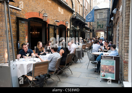 Menschen Sie essen al Fresco in Lancashire Gericht, Mayfair, London, Großbritannien Stockfoto