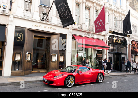 Roter Ferrari Auto geparkt auf New Bond Street, London, UK Stockfoto