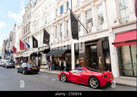 Roter Ferrari Auto geparkt auf New Bond Street, London, UK Stockfoto