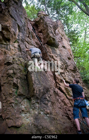 Klettern mit Seilen an Symonds Yat in Wye Valley, Wald des Dekans, Gloucestershire, Großbritannien Stockfoto