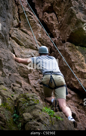 Klettern mit Seilen an Symonds Yat in Wye Valley, Wald des Dekans, Gloucestershire, Großbritannien Stockfoto