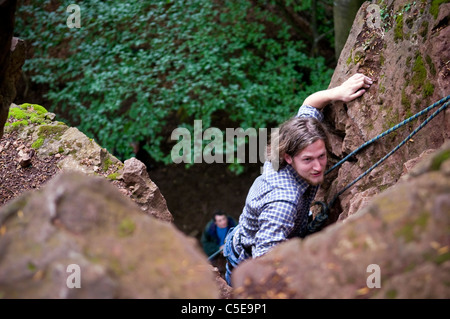 Klettern mit Seilen an Symonds Yat in Wye Valley, Wald des Dekans, Gloucestershire, Großbritannien Stockfoto