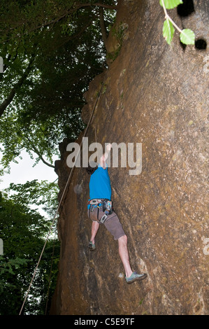 Klettern mit Seilen an Symonds Yat in Wye Valley, Wald des Dekans, Gloucestershire, Großbritannien Stockfoto