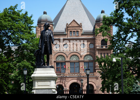 Statue von Sir John Alexander Macdonald erster Premierminister von Kanada in Queens Park vor Legislativversammlung von ontario Stockfoto