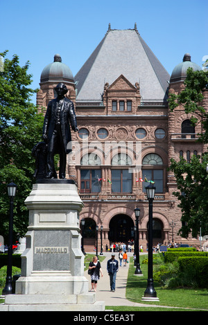 Statue von Sir John Alexander Macdonald erster Premierminister von Kanada in Queens Park vor Legislativversammlung von ontario Stockfoto