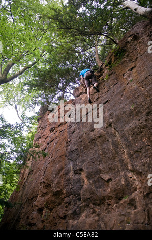 Klettern mit Seilen an Symonds Yat in Wye Valley, Wald des Dekans, Gloucestershire, Großbritannien Stockfoto