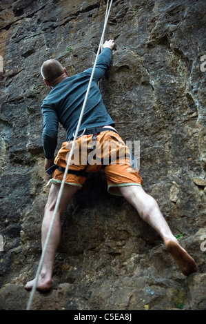 Klettern mit Seilen an Symonds Yat in Wye Valley, Wald des Dekans, Gloucestershire, Großbritannien Stockfoto