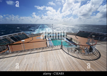 Swimmingpool am Heck des Queen Mary 2 Kreuzfahrt Schiff. Stockfoto